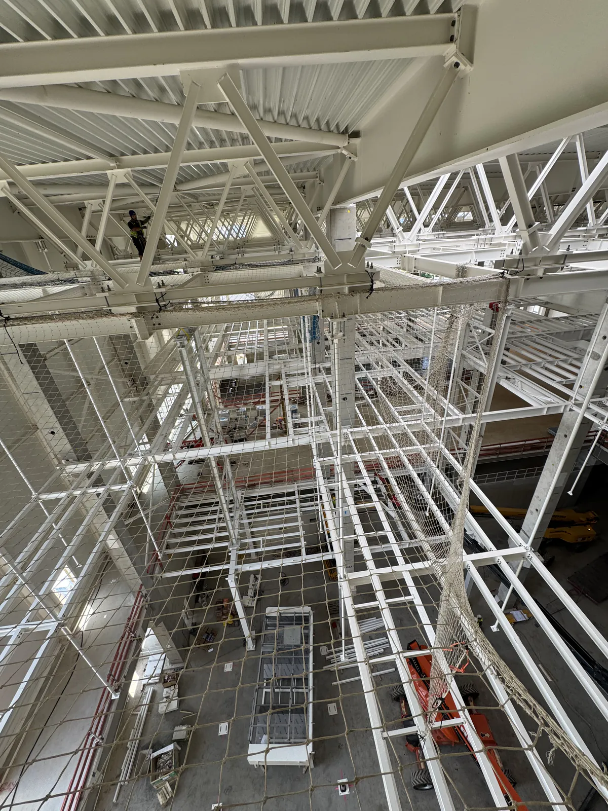 Seilzugang im Stahltragwerk einer Industriehalle